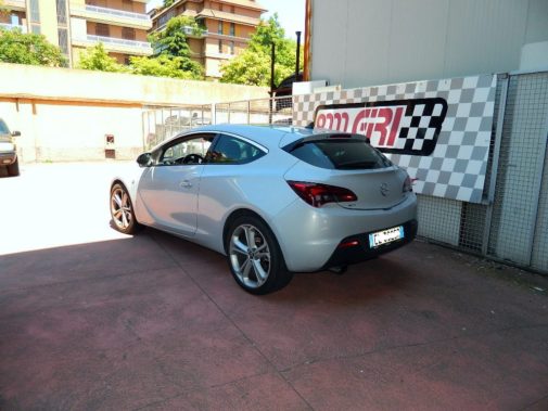 Opel Astra 2.0 tdi Gtc powered by 9000 Giri