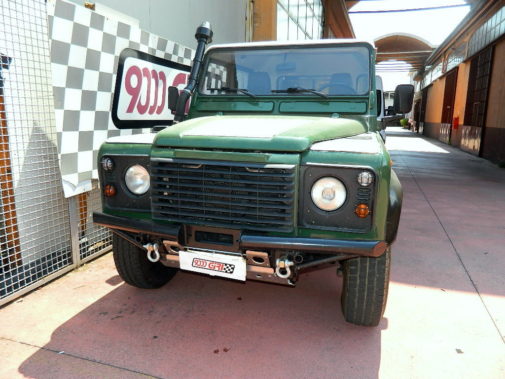 Land Rover Defender 2.5 Td5 powered by 9000 Giri