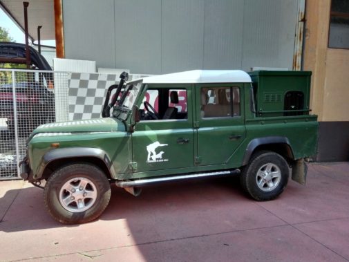 Land Rover Defender 2.5 Td5 powered by 9000 Giri