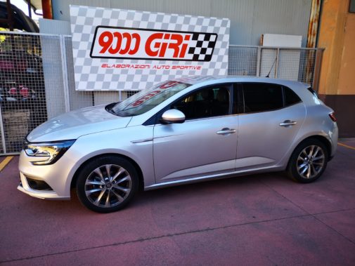 Renault Megane powered by 9000 Giri