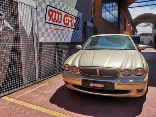 Jaguar X Type powered by 9000 giri