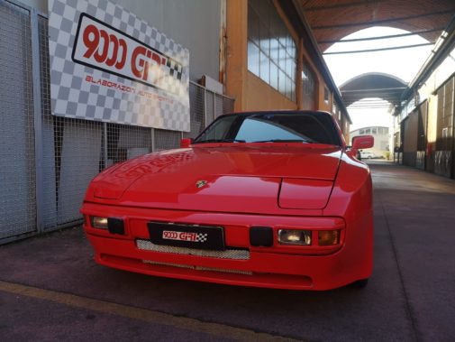 Porsche 944 con barra duomi anteriore