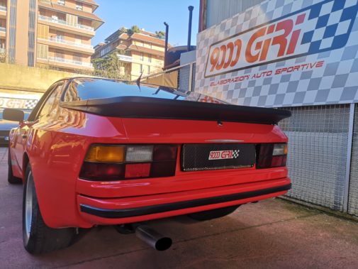 Porsche 944 con barra duomi anteriore