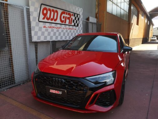 Montaggio linea di scarico sportiva in carbonio Akrapovic + aspirazione Eventuri Audi Rs3