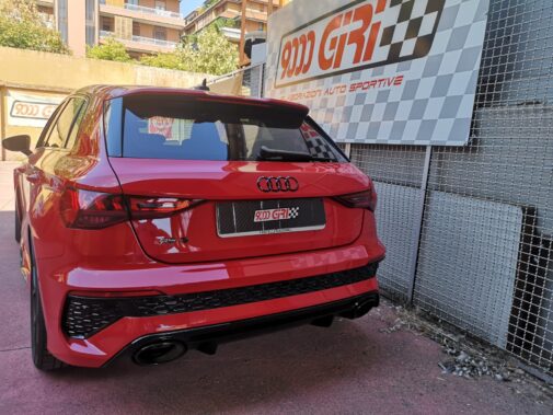 Montaggio linea di scarico sportiva in carbonio Akrapovic + aspirazione Eventuri Audi Rs3