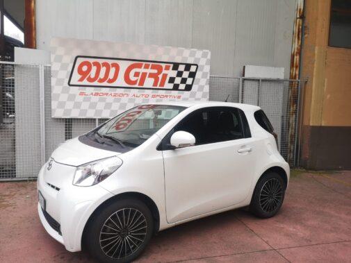 Terminale sportivo artigianale montato su Toyota Iq