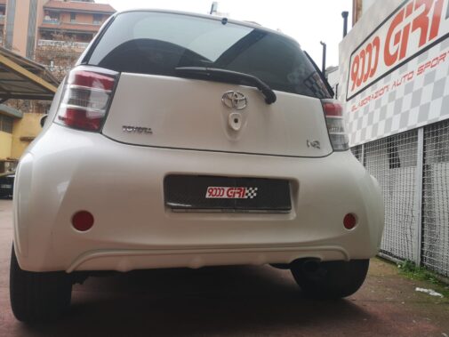 Terminale sportivo artigianale montato su Toyota Iq