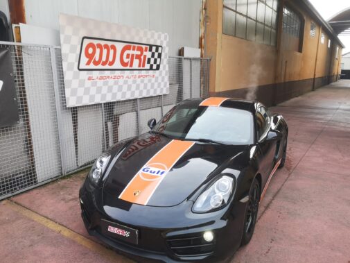 Porsche Cayman 2.7 con applicazione livrea esterna "Gulf" + verniciatura pinze freno colore arancio