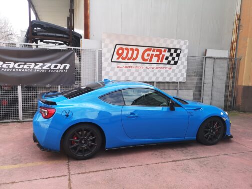 Toyota Brz scarico sportivo diretto, assetto a ghiera filettata con piastre di regolazione camber, neon undercar blu