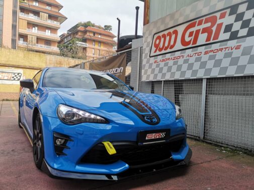 Toyota Brz scarico sportivo diretto, assetto a ghiera filettata con piastre di regolazione camber, neon undercar blu