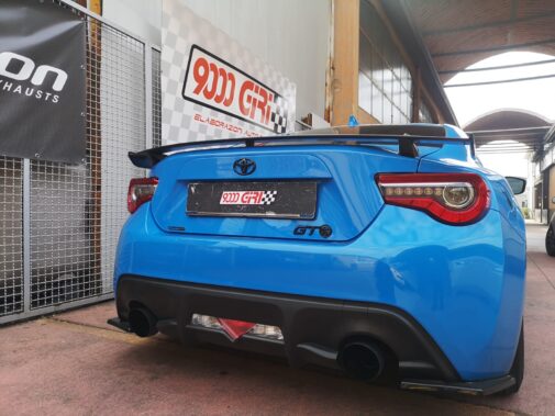 Toyota Brz scarico sportivo diretto, assetto a ghiera filettata con piastre di regolazione camber, neon undercar blu