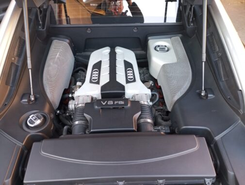 Audi R8 4.2 V8 pulizia interna motore e condotto di aspirazione con idrogeno + pastiglie sportive Ebc mescola gialla